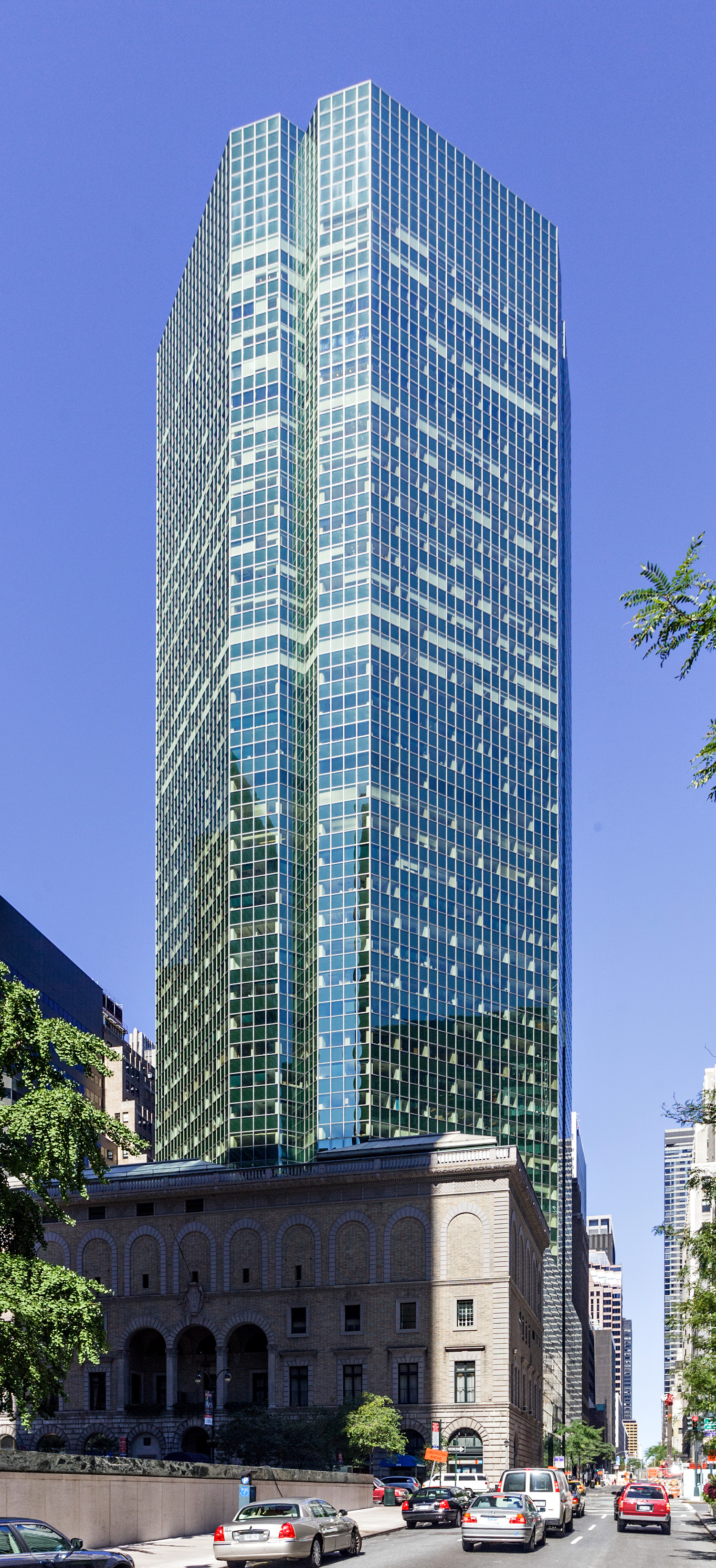 Park Avenue Plaza, New York City - View from the east. © Mathias Beinling